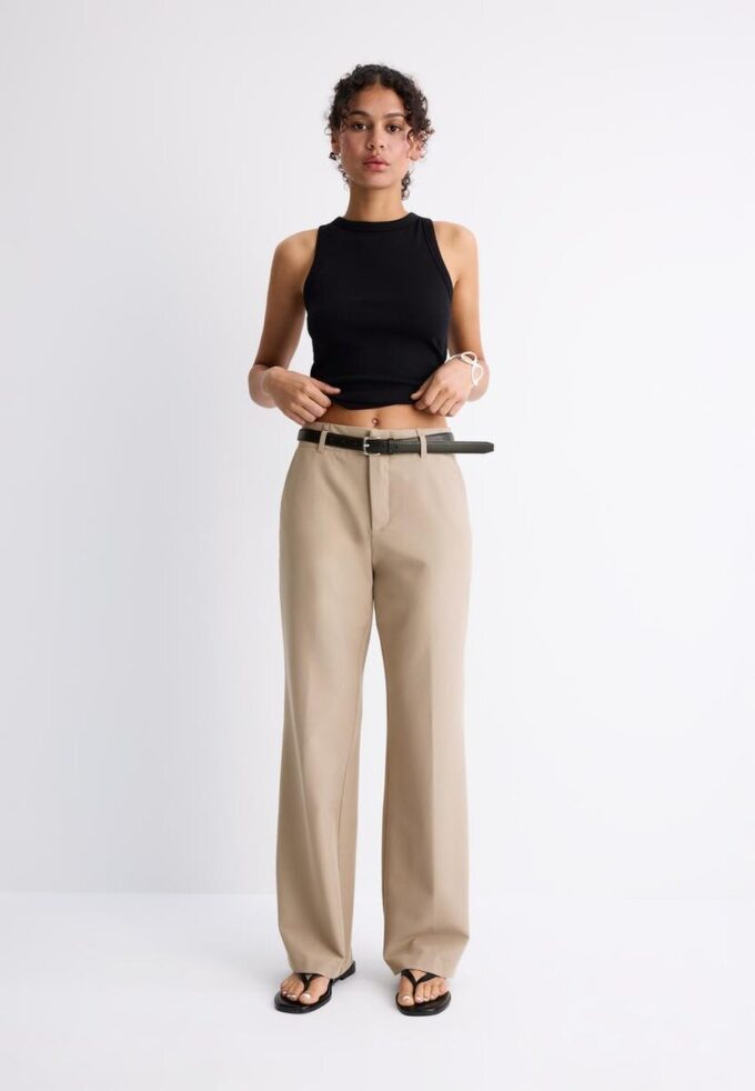 Fließende, elegante Hose mit geradem Bein und Gürtel Fließende, elegante Hose mit geradem Bein und Gürtel