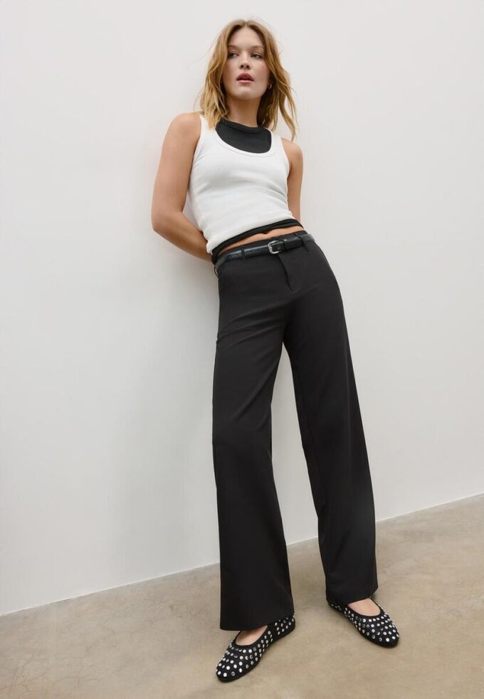 Fließende, elegante Hose mit geradem Bein und Gürtel Fließende, elegante Hose mit geradem Bein und Gürtel