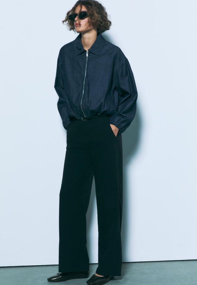 Fließende, elegante Hose mit geradem Bein und Gürtel Fließende, elegante Hose mit geradem Bein und Gürtel