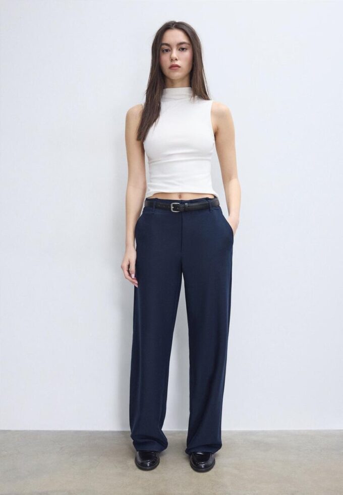 Fließende, elegante Hose mit geradem Bein und Gürtel Fließende, elegante Hose mit geradem Bein und Gürtel