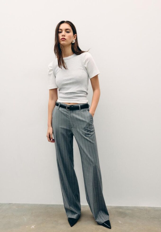 Fließende, elegante Hose mit geradem Bein und Gürtel Fließende, elegante Hose mit geradem Bein und Gürtel