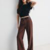 Fließende, elegante Hose mit geradem Bein und Gürtel Fließende, elegante Hose mit geradem Bein und Gürtel