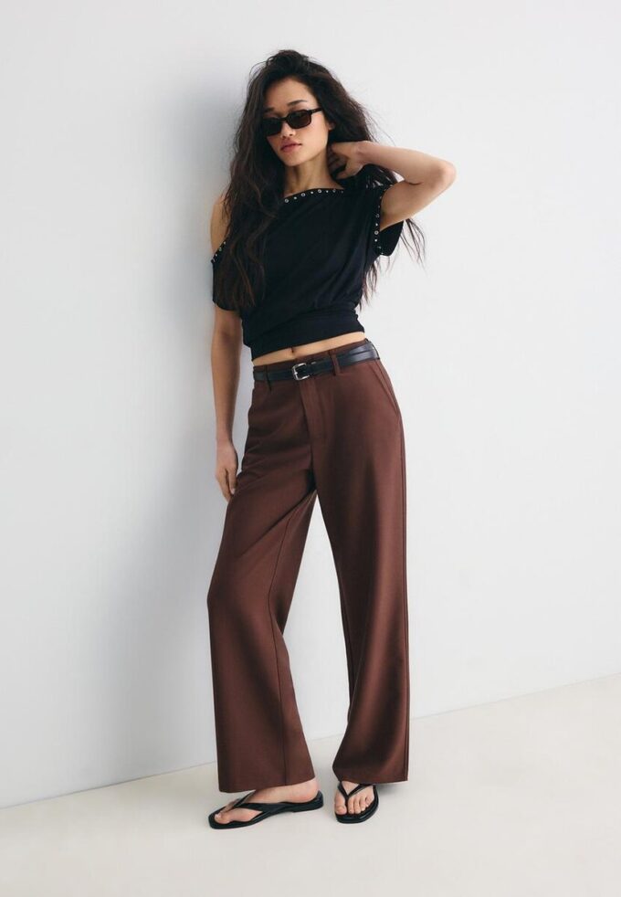 Fließende, elegante Hose mit geradem Bein und Gürtel Fließende, elegante Hose mit geradem Bein und Gürtel