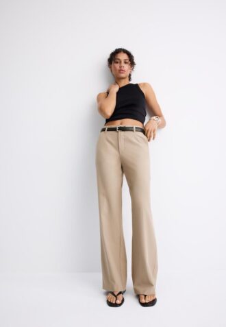 Fließende, elegante Hose mit geradem Bein und Gürtel