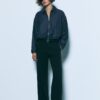 Fließende, elegante Hose mit geradem Bein und Gürtel Fließende, elegante Hose mit geradem Bein und Gürtel