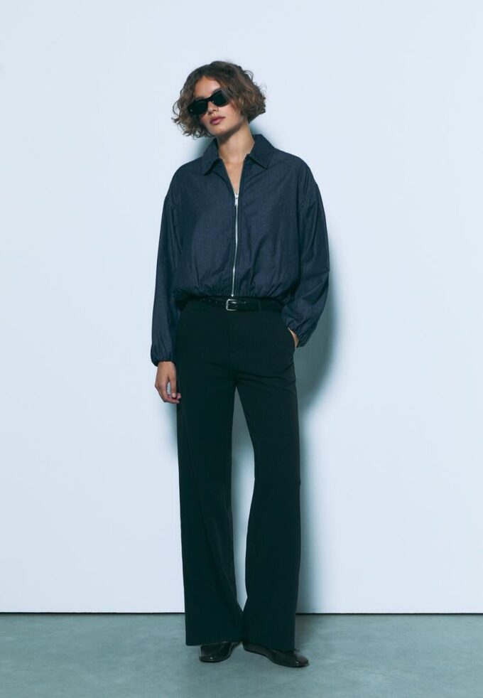 Fließende, elegante Hose mit geradem Bein und Gürtel Fließende, elegante Hose mit geradem Bein und Gürtel