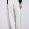 Fließende, elegante Hose mit geradem Bein und Gürtel Fließende, elegante Hose mit geradem Bein und Gürtel