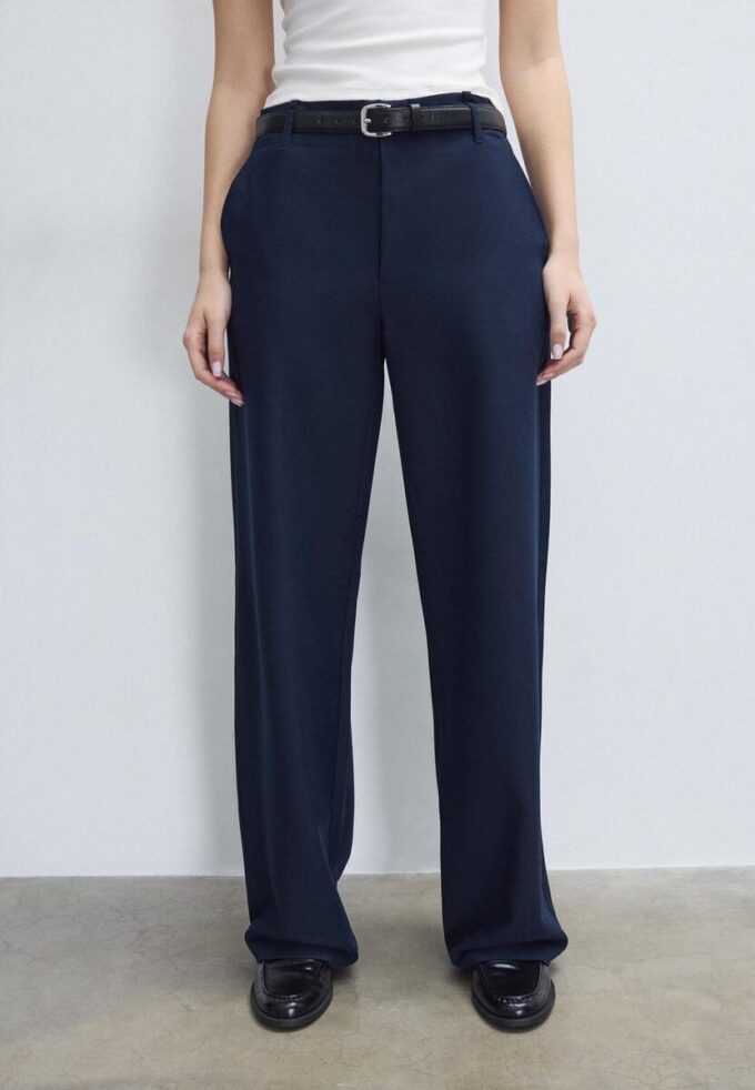 Fließende, elegante Hose mit geradem Bein und Gürtel Fließende, elegante Hose mit geradem Bein und Gürtel