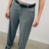 Fließende, elegante Hose mit geradem Bein und Gürtel Fließende, elegante Hose mit geradem Bein und Gürtel
