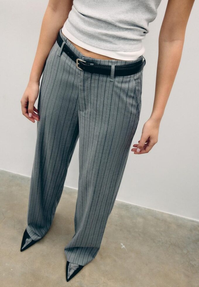 Fließende, elegante Hose mit geradem Bein und Gürtel Fließende, elegante Hose mit geradem Bein und Gürtel