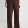 Fließende, elegante Hose mit geradem Bein und Gürtel Fließende, elegante Hose mit geradem Bein und Gürtel