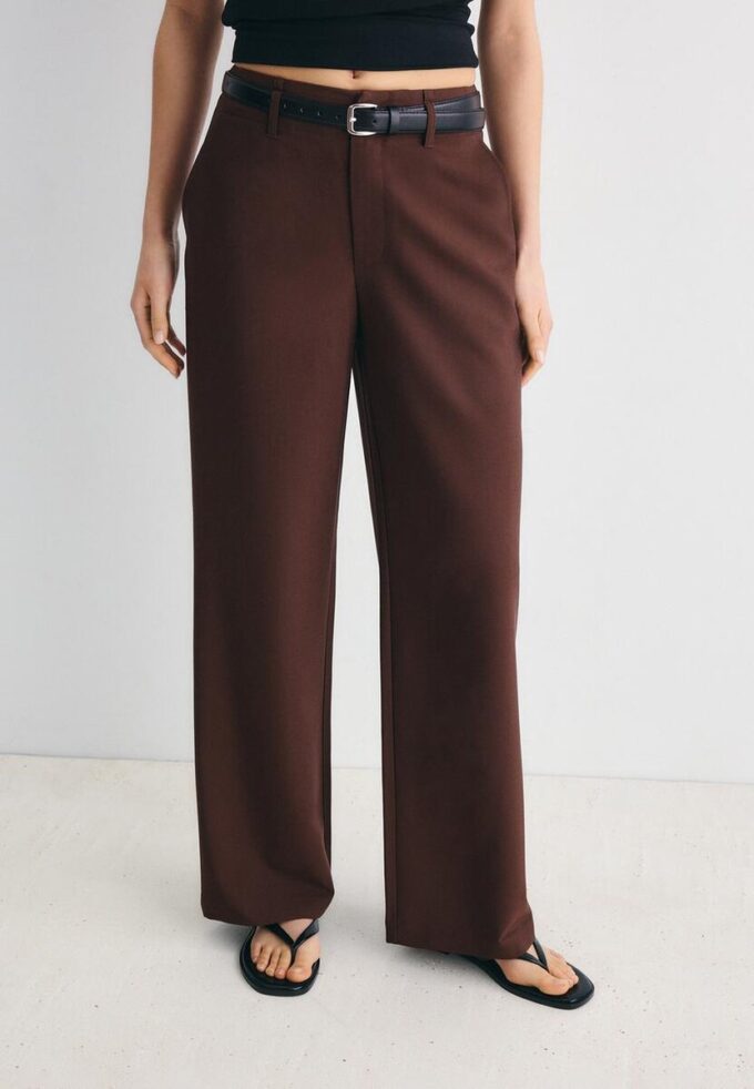 Fließende, elegante Hose mit geradem Bein und Gürtel Fließende, elegante Hose mit geradem Bein und Gürtel