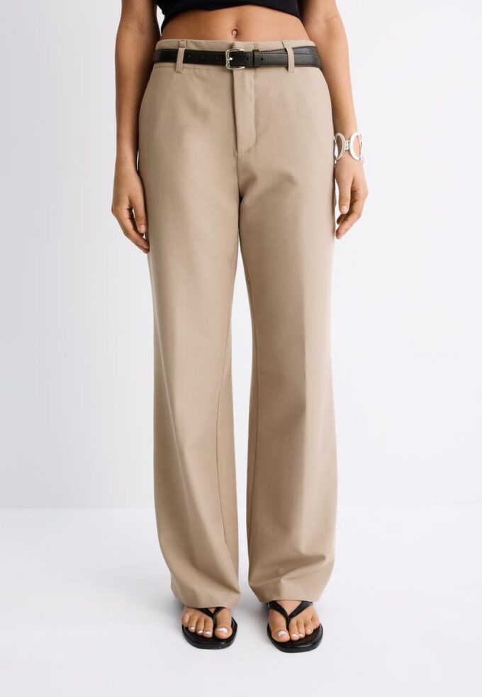 Fließende, elegante Hose mit geradem Bein und Gürtel Fließende, elegante Hose mit geradem Bein und Gürtel