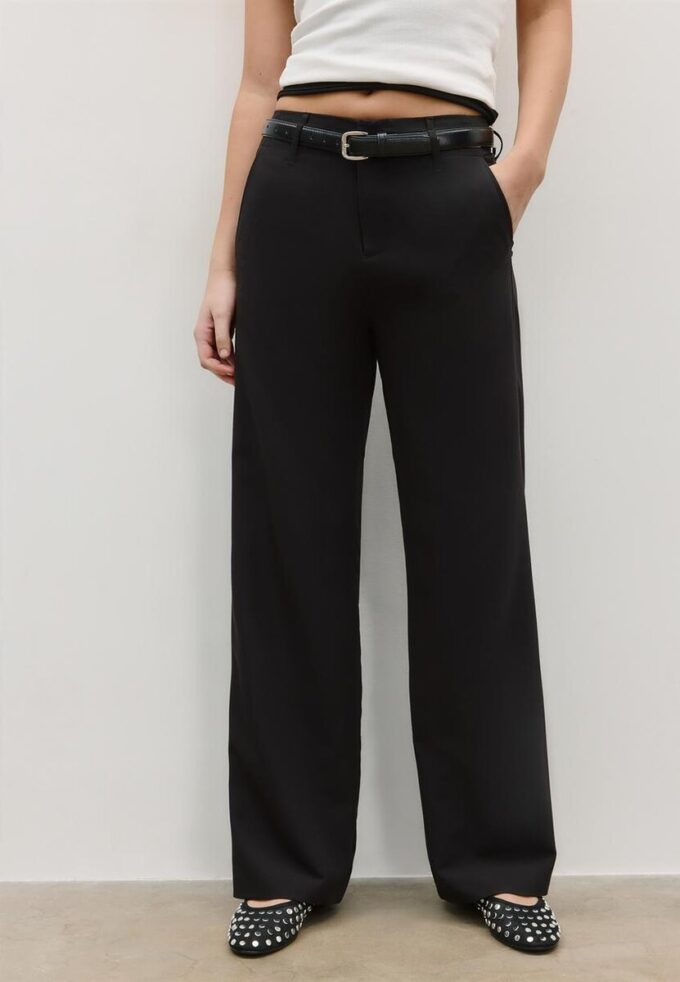Fließende, elegante Hose mit geradem Bein und Gürtel Fließende, elegante Hose mit geradem Bein und Gürtel