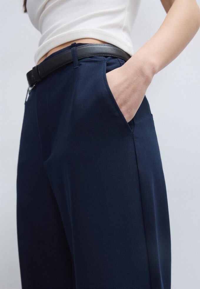 Fließende, elegante Hose mit geradem Bein und Gürtel Fließende, elegante Hose mit geradem Bein und Gürtel