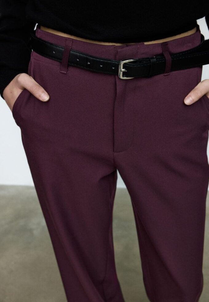 Fließende, elegante Hose mit geradem Bein und Gürtel Fließende, elegante Hose mit geradem Bein und Gürtel