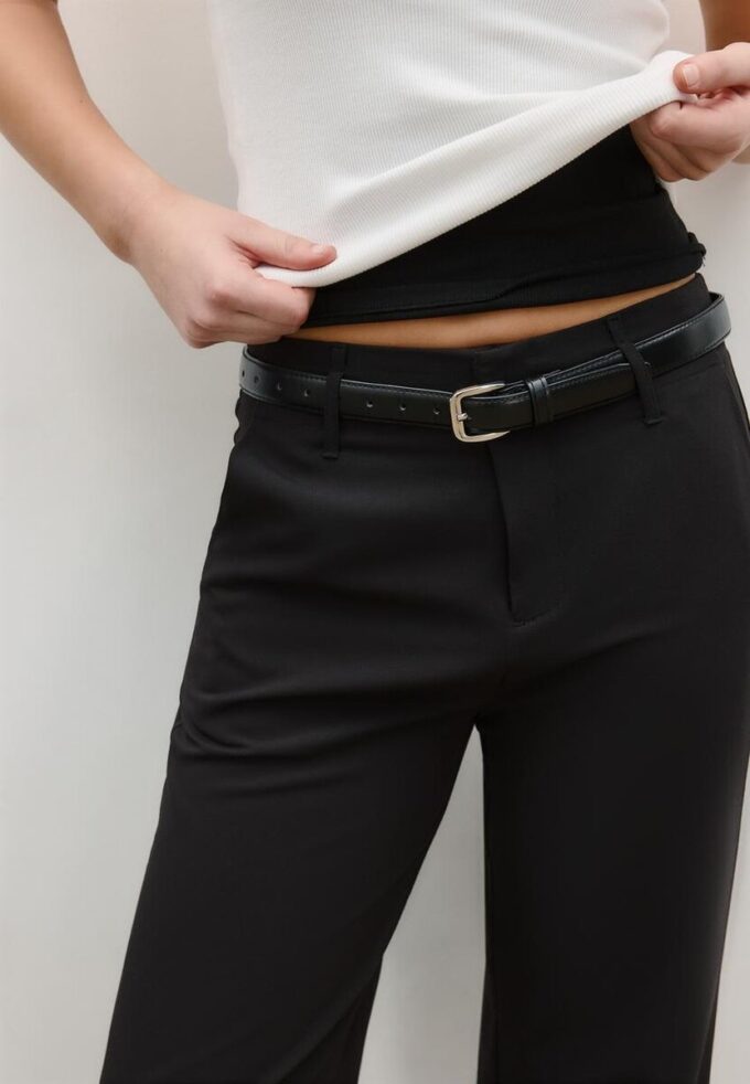 Fließende, elegante Hose mit geradem Bein und Gürtel Fließende, elegante Hose mit geradem Bein und Gürtel