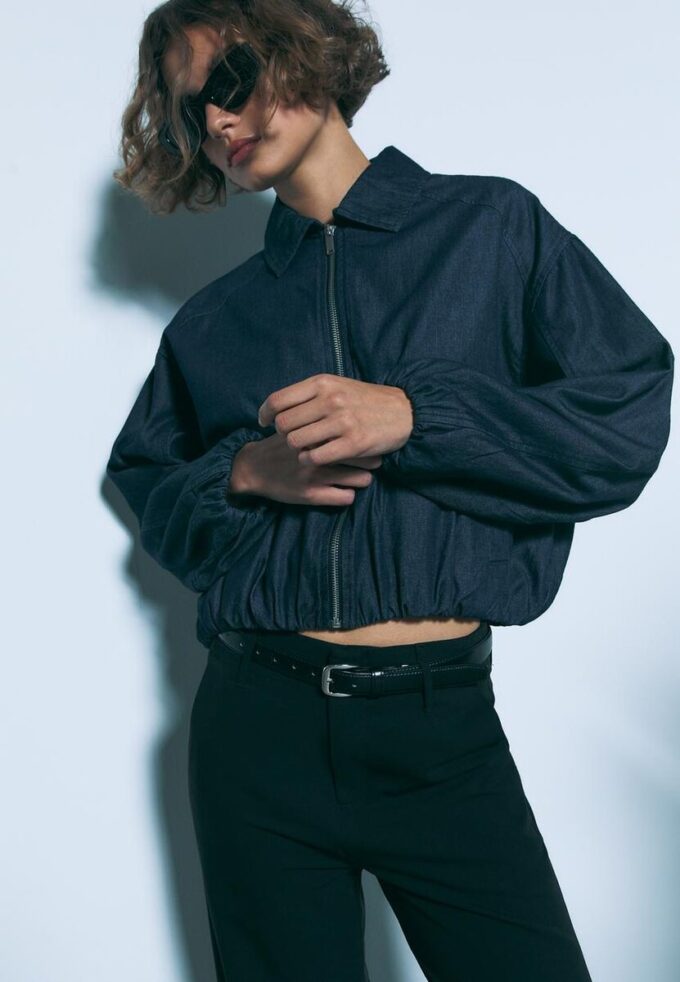 Fließende, elegante Hose mit geradem Bein und Gürtel Fließende, elegante Hose mit geradem Bein und Gürtel