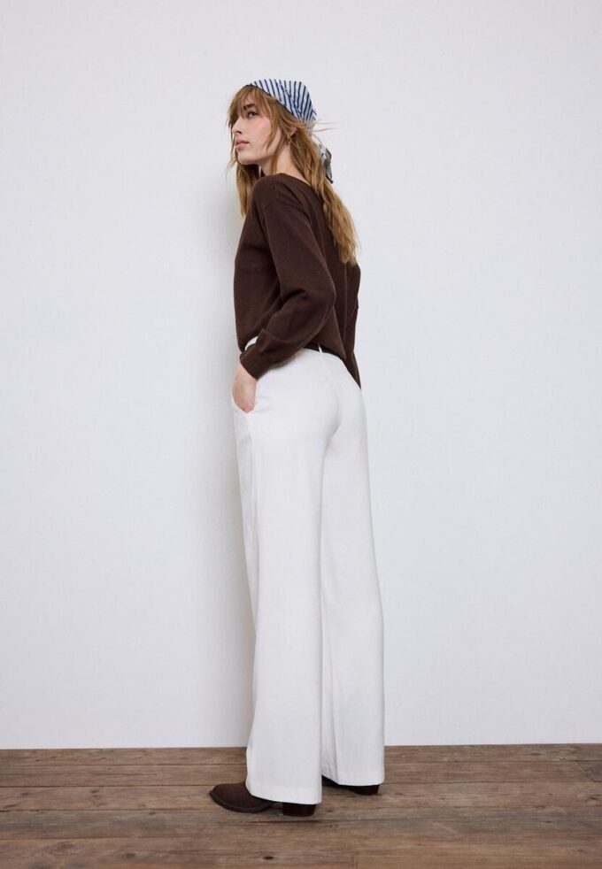Fließende, elegante Hose mit geradem Bein und Gürtel Fließende, elegante Hose mit geradem Bein und Gürtel