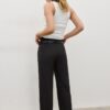 Fließende, elegante Hose mit geradem Bein und Gürtel Fließende, elegante Hose mit geradem Bein und Gürtel