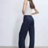 Fließende, elegante Hose mit geradem Bein und Gürtel Fließende, elegante Hose mit geradem Bein und Gürtel