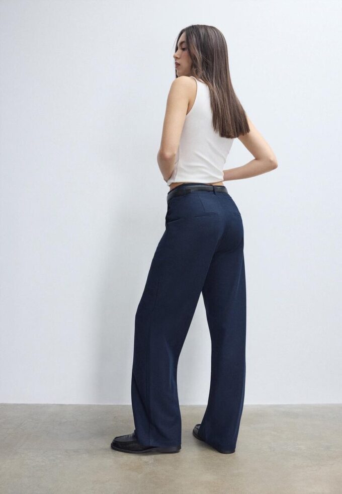 Fließende, elegante Hose mit geradem Bein und Gürtel Fließende, elegante Hose mit geradem Bein und Gürtel