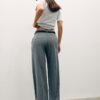 Fließende, elegante Hose mit geradem Bein und Gürtel Fließende, elegante Hose mit geradem Bein und Gürtel