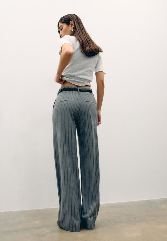 Fließende, elegante Hose mit geradem Bein und Gürtel Fließende, elegante Hose mit geradem Bein und Gürtel