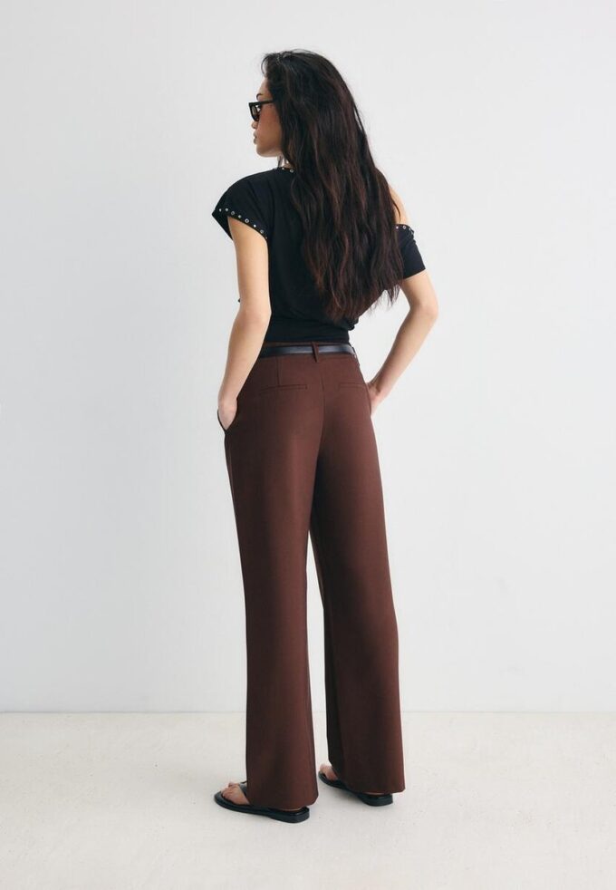 Fließende, elegante Hose mit geradem Bein und Gürtel Fließende, elegante Hose mit geradem Bein und Gürtel
