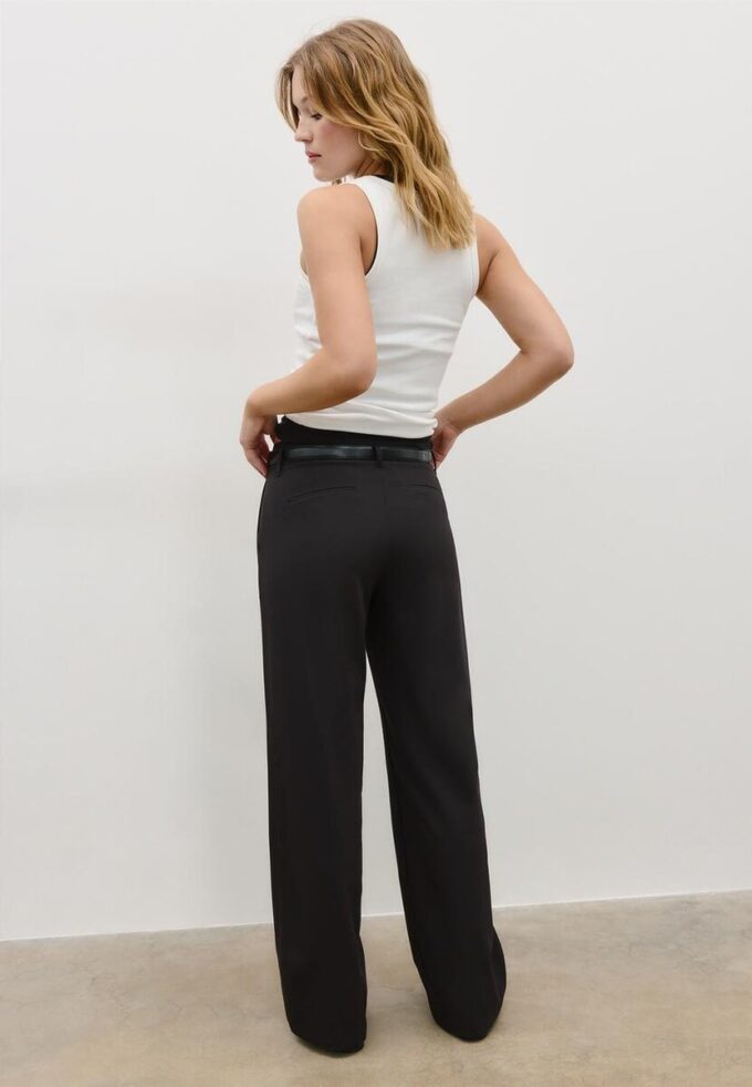 Fließende, elegante Hose mit geradem Bein und Gürtel Fließende, elegante Hose mit geradem Bein und Gürtel