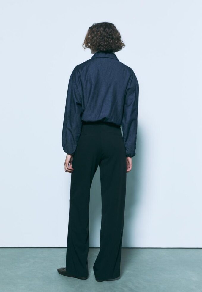 Fließende, elegante Hose mit geradem Bein und Gürtel Fließende, elegante Hose mit geradem Bein und Gürtel