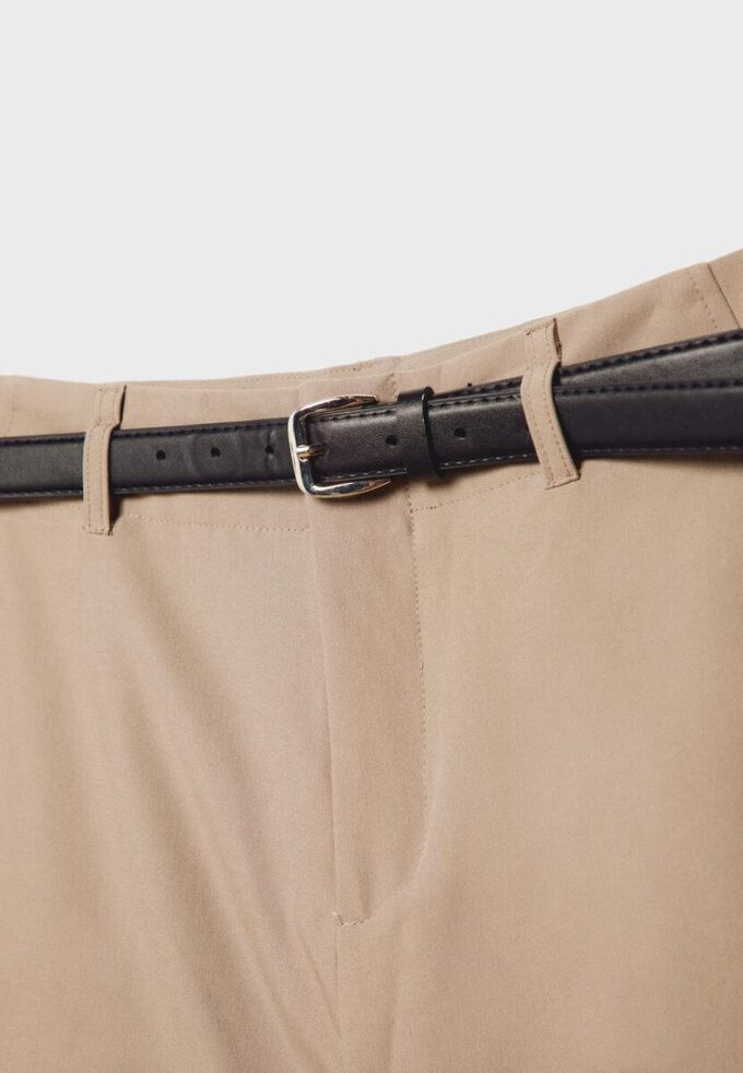 Fließende, elegante Hose mit geradem Bein und Gürtel Fließende, elegante Hose mit geradem Bein und Gürtel