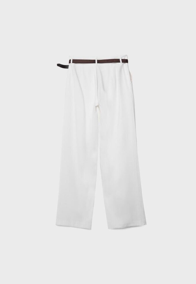 Fließende, elegante Hose mit geradem Bein und Gürtel Fließende, elegante Hose mit geradem Bein und Gürtel
