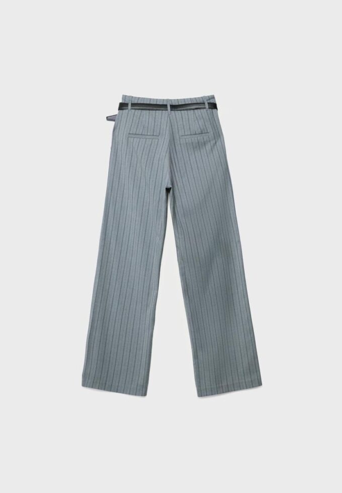 Fließende, elegante Hose mit geradem Bein und Gürtel Fließende, elegante Hose mit geradem Bein und Gürtel