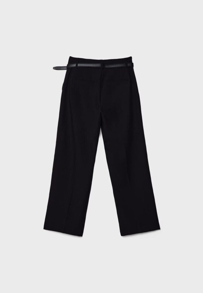 Fließende, elegante Hose mit geradem Bein und Gürtel Fließende, elegante Hose mit geradem Bein und Gürtel