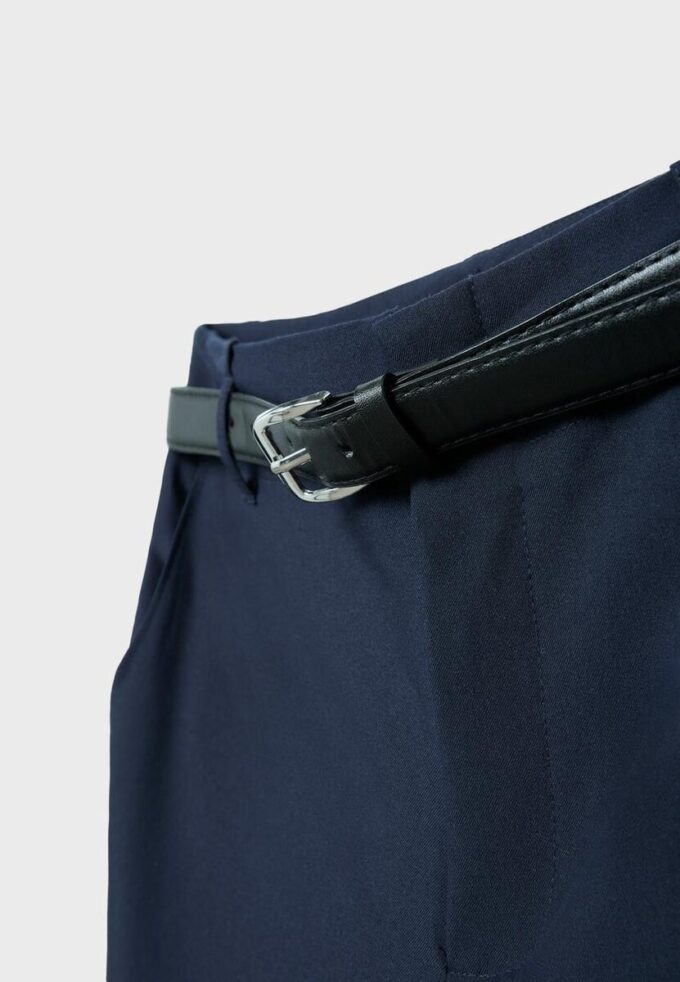 Fließende, elegante Hose mit geradem Bein und Gürtel Fließende, elegante Hose mit geradem Bein und Gürtel