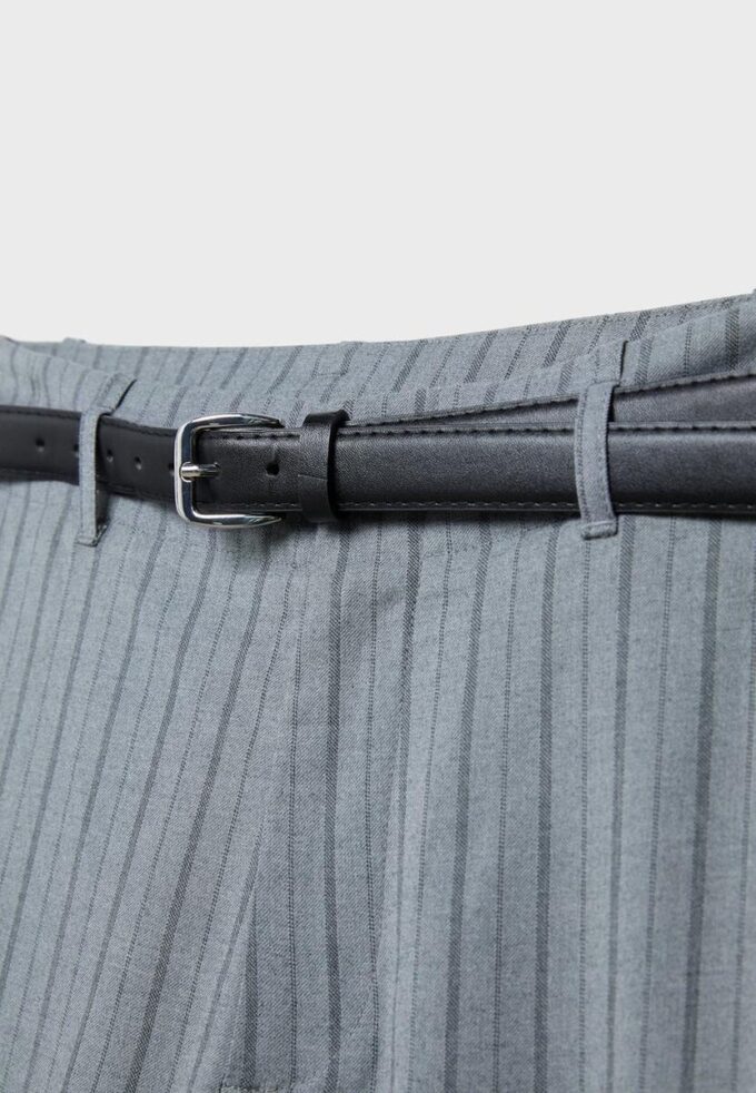 Fließende, elegante Hose mit geradem Bein und Gürtel Fließende, elegante Hose mit geradem Bein und Gürtel