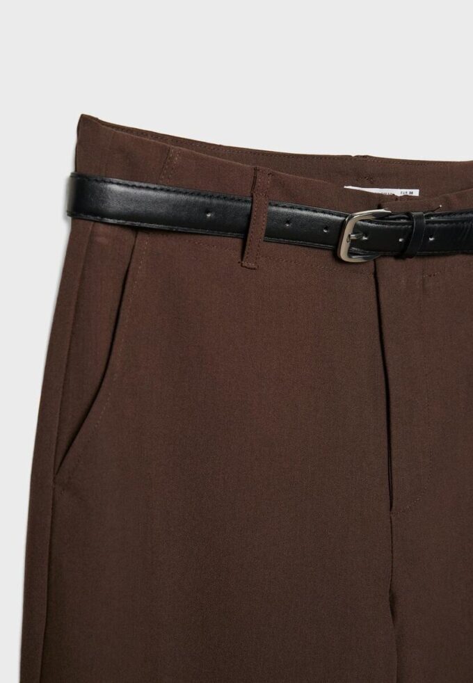 Fließende, elegante Hose mit geradem Bein und Gürtel Fließende, elegante Hose mit geradem Bein und Gürtel