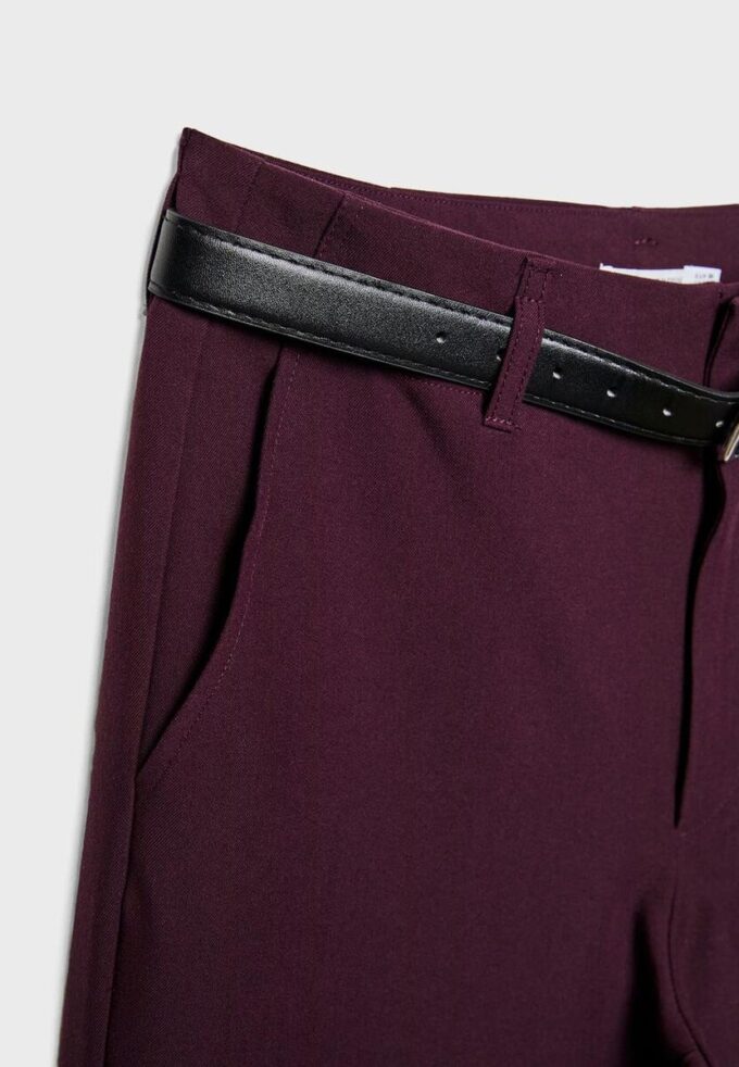 Fließende, elegante Hose mit geradem Bein und Gürtel Fließende, elegante Hose mit geradem Bein und Gürtel