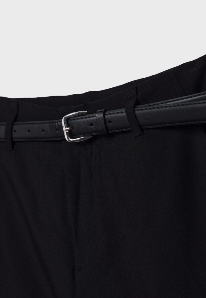 Fließende, elegante Hose mit geradem Bein und Gürtel Fließende, elegante Hose mit geradem Bein und Gürtel