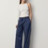 Fließende Hose mit Bügelfalte und Bindegürtel Fließende Hose mit Bügelfalte und Bindegürtel