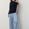 Fließende Hose mit Bügelfalte und Bindegürtel Fließende Hose mit Bügelfalte und Bindegürtel