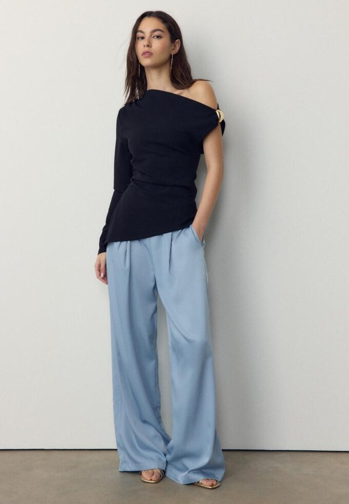 Fließende Hose mit Bügelfalte und Bindegürtel Fließende Hose mit Bügelfalte und Bindegürtel