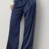 Fließende Hose mit Bügelfalte und Bindegürtel Fließende Hose mit Bügelfalte und Bindegürtel