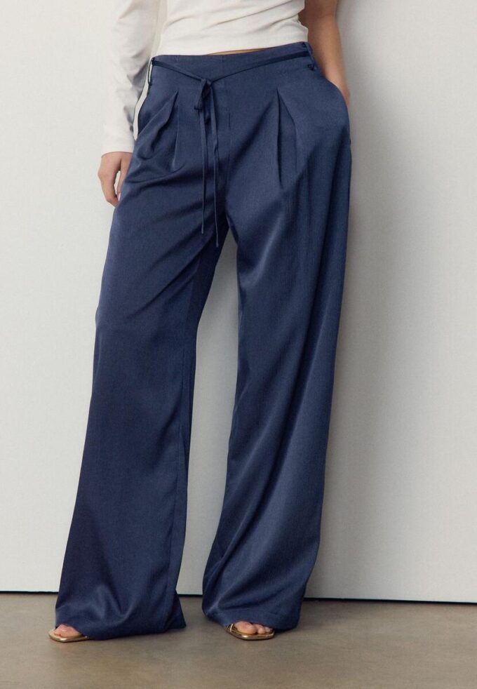 Fließende Hose mit Bügelfalte und Bindegürtel Fließende Hose mit Bügelfalte und Bindegürtel
