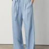 Fließende Hose mit Bügelfalte und Bindegürtel Fließende Hose mit Bügelfalte und Bindegürtel
