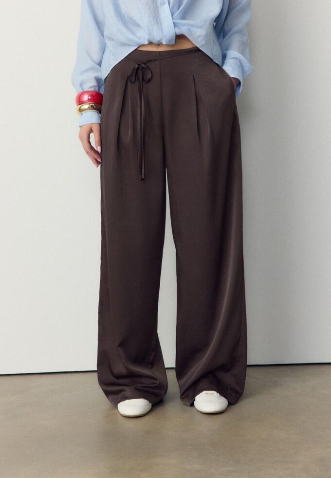 Fließende Hose mit Bügelfalte und Bindegürtel Fließende Hose mit Bügelfalte und Bindegürtel