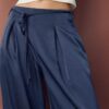 Fließende Hose mit Bügelfalte und Bindegürtel Fließende Hose mit Bügelfalte und Bindegürtel