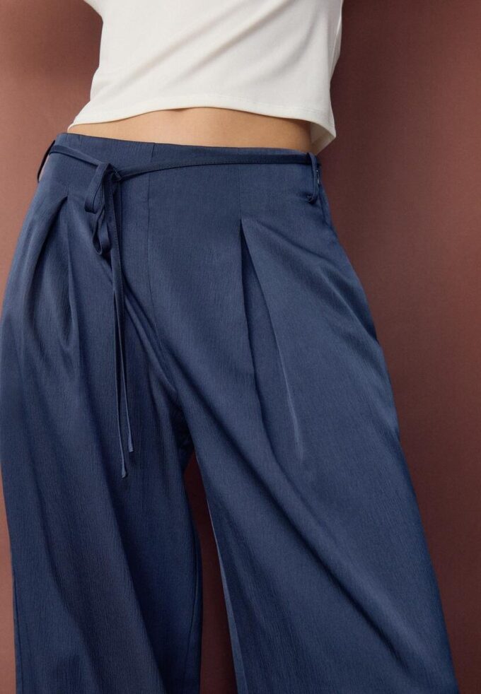 Fließende Hose mit Bügelfalte und Bindegürtel Fließende Hose mit Bügelfalte und Bindegürtel