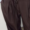 Fließende Hose mit Bügelfalte und Bindegürtel Fließende Hose mit Bügelfalte und Bindegürtel